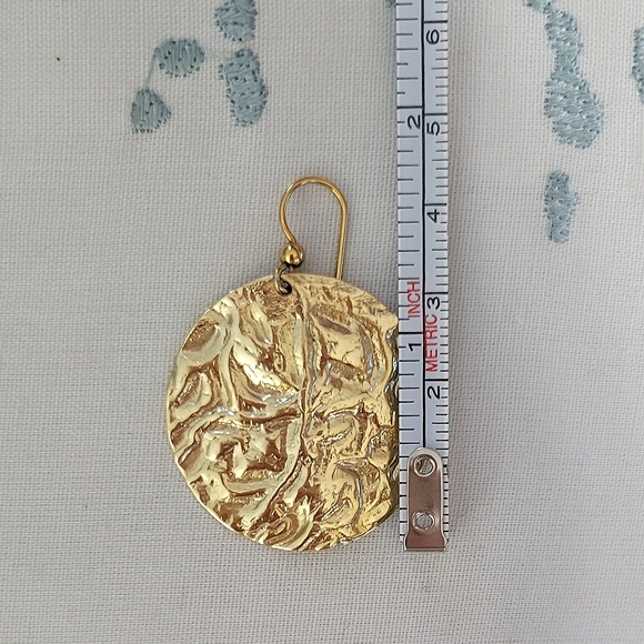 VINTAGE HANDMADE HAMMERED DISC DROP EARRINGS - 18K Gold Filled Discs - Picture 7 of 7